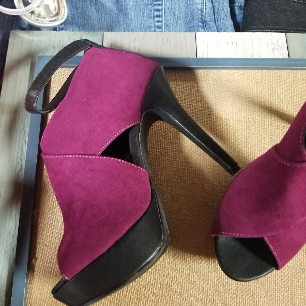 Heels - Picture 2 of 3